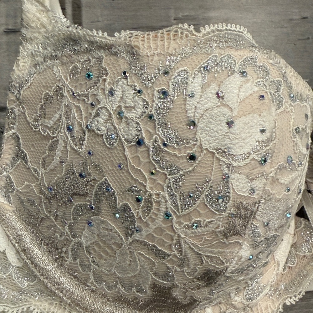 NWOT, Victoria's Secret Cream Lace Bra - Picture 3 of 7